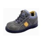 Metatarsal Guards: Some safety shoes have metatarsal guards to protect the metatarsal bones (the bones in the middle of the foot) from impact hazards. Ankle Support: High-cut safety shoes with ankle support are available for tasks that require additional ankle protection and stability.